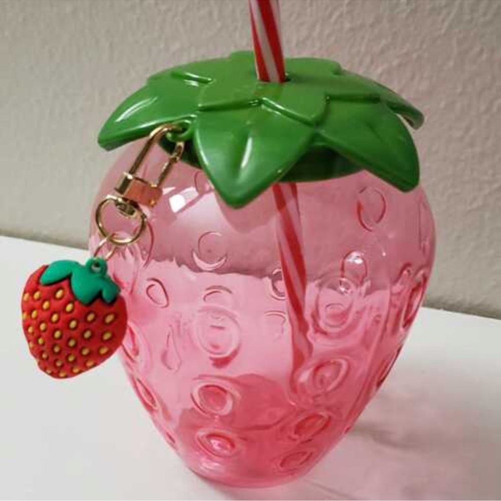 New Red Clear Plastic Strawberry Design Drinking
Tumbler With Straw & Key Chain - Picture 14 of 14